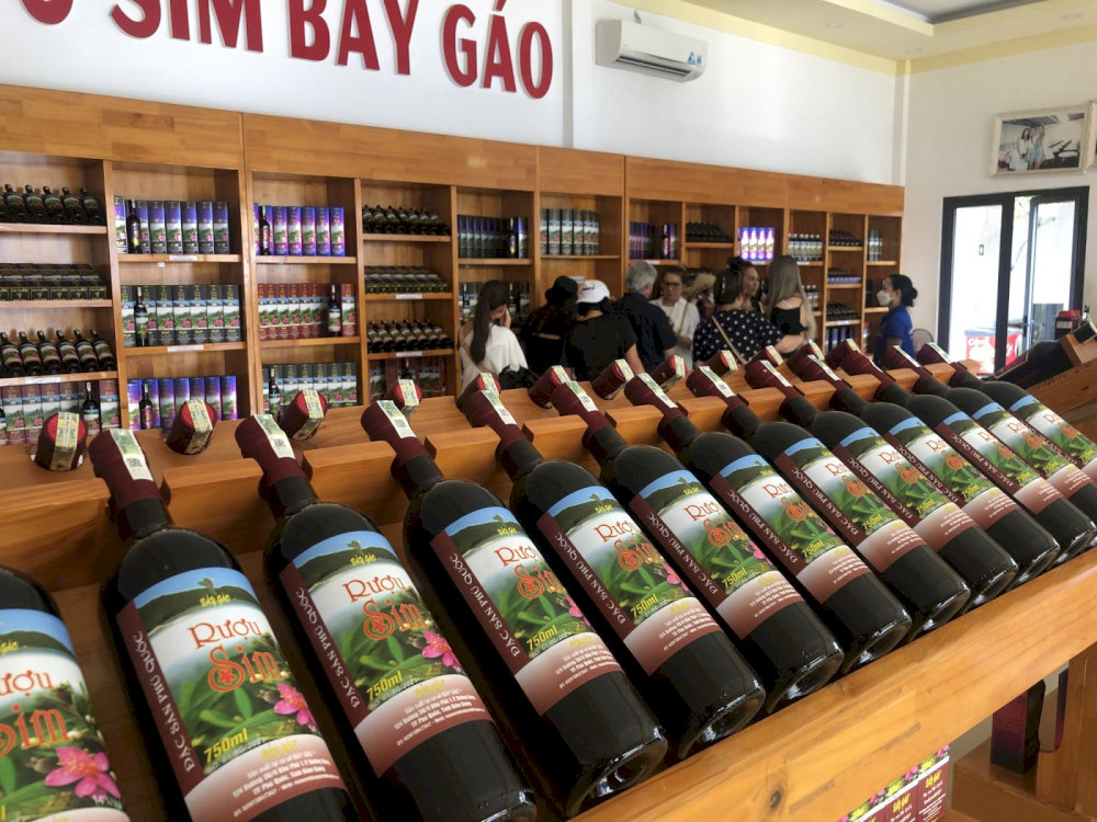 Bay Gao is one of the largest factories and brands producing sim wine on Phu Quoc Island